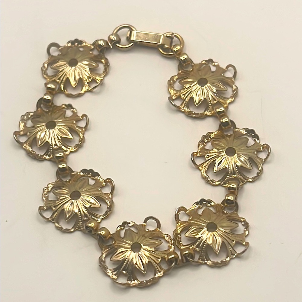🐿️ 5 for $20 (any jewelry w squirrel) 
Elegant Gold Floral Bracelet